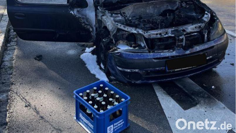 Der Renault ist nur noch Schrott. Als der Wagen plötzlich Feuer fing, retteten die Insassen binnen Sekunden sich und eine Kiste Bier aus dem Auto vor den Flammen. Bild: Polizeiinspektion Sulzbach-Rosenberg