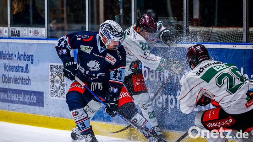So wie hier zwischen dem Weidener Fabian Ribnitzky (links) und Manuel Strodel (Mitte) von den Starbulls Rosenheim ging es im letzten Testspiel über die gesamte Spielzeit ordentlich zur Sache. Bild: Werner Moller