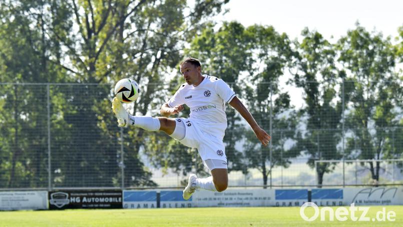 Schön anzusehen, aber kein Ertrag: So wie diese Aktion von Andreas Graml lässt sich das gesamte Heimspiel der DJK Gebenbach gegen den VfB Eichstätt zusammenfassen. Bild: Hubert Ziegler