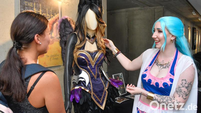 Anime-Künstlerin Lisa Gaßmann (rechts) erklärt das von ihr geschneiderte Kostüm. Bild: Petra Hartl