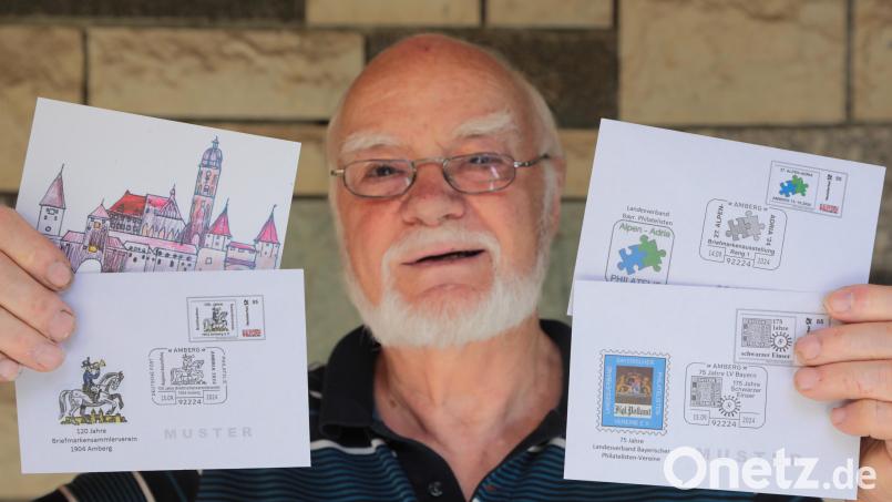 Eine Amberg-Postkarte und Sonderstempel: Hans Dietmayr präsentiert das, was der von ihm geführte Briefmarkensammlerverein eigens für die Ausstellungen (Alpen-Adria und Ambria) in Auftrag gegeben wurde. Bild: Wolfgang Steinbacher