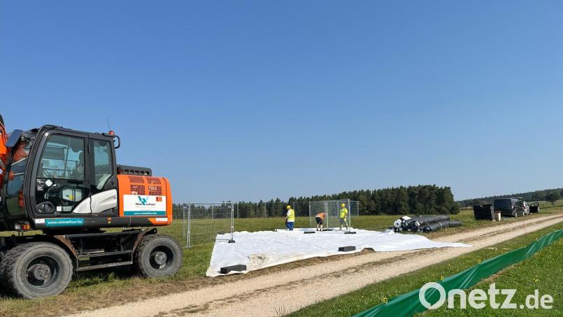 Hier wird am Rande des Sportplatzes von Weihern das Baufeld für eine Spülbohrung vorbereitet. Bild: ihl