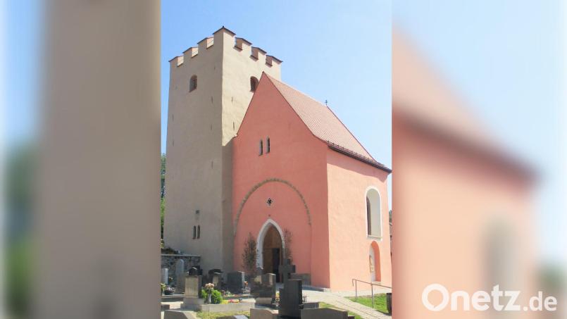 Dass Sachsenturm und Versöhnungskapelle in Trausnitz noch stehen, ist das Verdienst von Pfarrer Johann Baptist Schütz. Bild: Josef Eimer
