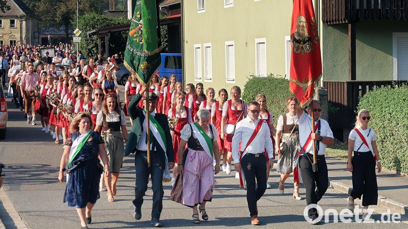 Angeführt wurde der lange Fest- und Kirchenzug von den beiden Fahnenabordnungen der Jubelvereine und den Festdamen. Bild: bsc