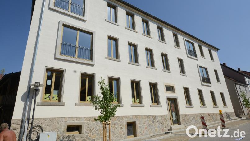 Im Gästehaus können die Wohnungen zu einem akzeptablen Preis vermietet werden. Das ist möglich, weil der Markt Eslarn für die Sanierung und den Umbau des Hauses die höchstmögliche Förderung erhalten hat. Bild: bey