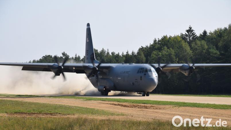Mehrmals täglich landen jetzt schwere &quot;C 130&quot;- Maschinen der US-Armee mit Nachschubgütern auf der neuen Feldlandebahn bei Emhof. Die dicke Staubwolke zeigt, dass die Piloten hier besondere Kenntnisse brauchen. Bild: bö