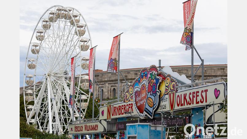 Ein Riesenrad vor dem Kolosseum Nürnberg Herbstfest - besser als der Eiffelturm? Archivbild: Heiko Becker/dpa