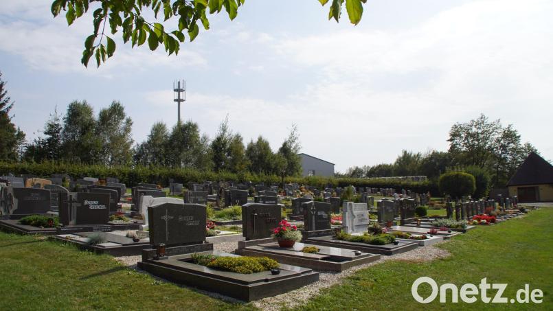 Für die Nutzung von Friedhof und für Bestattung ist eine neue Satzung beschlossen. Im Hintergrund der kürzlich aufgestellte Mobilfunkmast an dem noch Antennen anzubringen sind. Bild: mmj