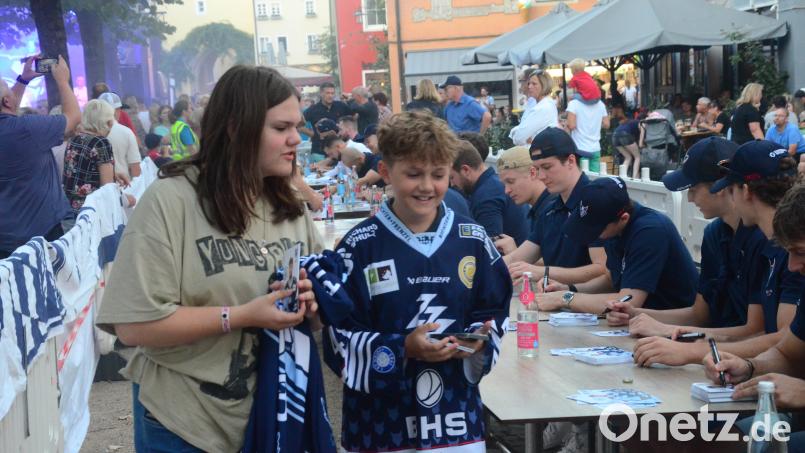 Für diese Fans hat sich das Anstehen gelohnt. 600 von ihnen sind zur Autogrammstunde der Blue Devils auf den Unteren Markt gekommen. Bild: Kunz