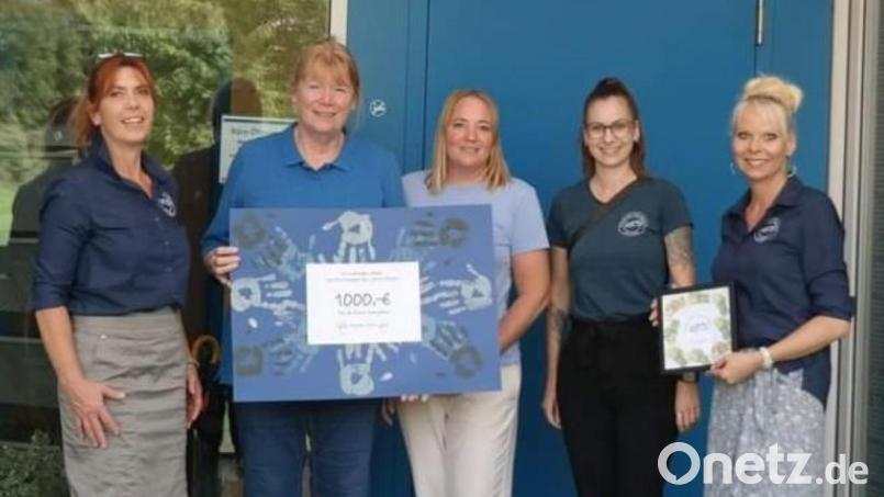 Die 1000 Euro aus dem Young- und Oldtimertreffen in Wernberg-Köblitz sollen dem VKKK Ostbayern helfen, einem sehr kranken Kind einen Wunsch zu erfüllen. Bild: Katja Oppl/exb