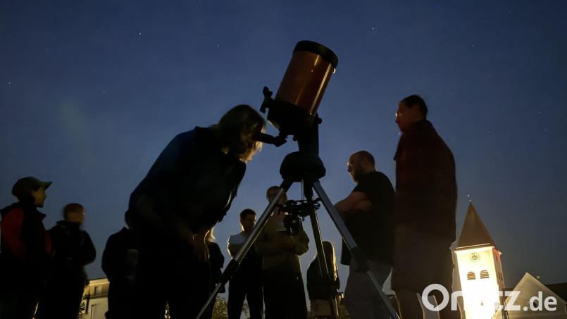 Die Sternfreunde hatten mehrere Teleskope dabei, die den Blick auf Sternhaufen, Ringnebel und den Saturn ermöglichten. Die erhoffte &quot;richtige&quot; Dunkelheit gab&#039;s allerdings nicht – der Kirchturm blieb lange hell erleuchtet. Bild: Heike Unger