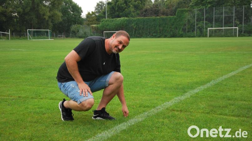 Der Geschäftsführer des TV 1861 Amberg, Sebastian Raß, ist optimistisch, dass der Rasen auf dem Trainingsplatz bald ein Kunstrasen sein wird. Bild: gsp