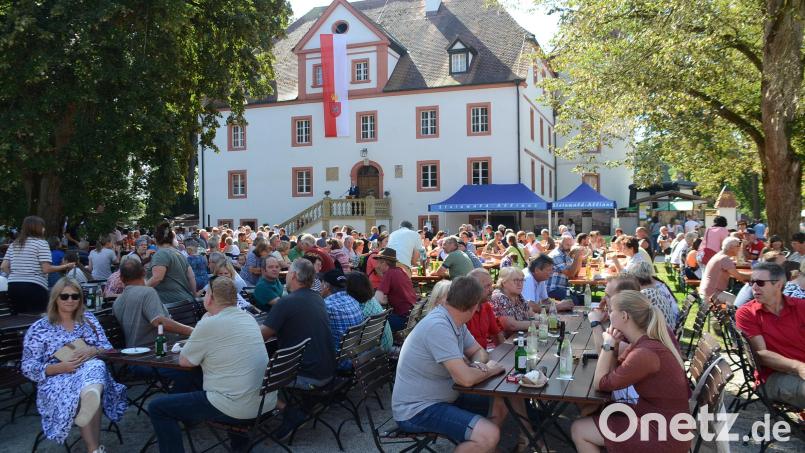 Der Schlosshof wurde zum idyllischen Biergarten. Bild: ak