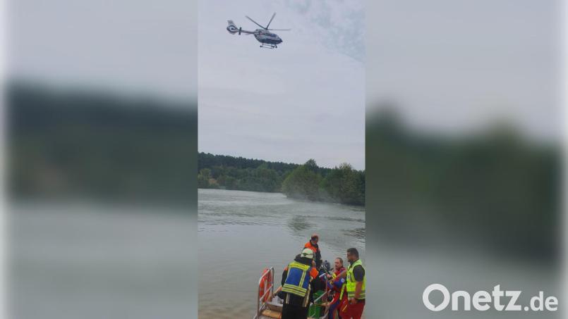 Das Bild von der Rettungsaktion an der Sand-Oase zeigt den kompletten Mix der Einsatzkräfte: Rettungshubschrauber in der Luft, ein Einsatzleiter und ein Taucher der Wasserwacht in einem Boot der Feuerwehr. Bild: Michael Arnold /exb