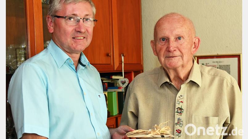 Manfred Witt (rechts) feierte am 8. September seinen 90. Geburtstag. Bürgermeister Franz Badura gratulierte im Namen der Stadt Amberg. Bild: gf