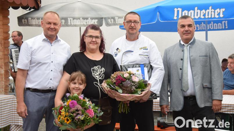 Bürgermeister Erich Meidinger (links) und Michael Weiler (rechts), Vertriebsleiter der Schloss-Brauerei Naabeck, freuen sich über die neuen Berggasthof-Pächter Nadine Enke und Thomas Kalms. Bild: bö