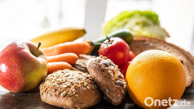 Frisches Obst und Gemüse sowie Vollkornprodukte gehören auf den täglichen Speiseplan. Bild: Robert Günther/dpa