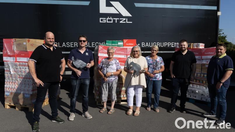 Nicole Fürst (Mitte) freut sich über die großzügige Lebensmittelspende von Peter Götzl (Zweiter von links) aus Erbendorf. Mit im Bild (von links) Robert Walberer, Anni Riedl, Resi Kreger, Fabian König (Marktleiter Edeka-Markt Erbendorf) und Markus Schiml. Bild: Roland Wellenhöfer