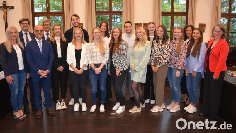 Zwölf neue Lehramtsanwärter wurden am Montagvormittag im Sitzungssaal des Landratsamtes vereidigt. Im Bild mit Schulamtsdirektorin Martina Puff (rechts), Seminarrektorin Eva-Maria Ficker (Dritte von rechts), sowie Personalratsvorsitzende Sabine Graser, Schulamtsdirektor Armin Engel, Stellvertretender Landrat Dr. Alfred Scheidler und Seminarrektor Nikolaus Kühnhackl (von links) . Bild: jr