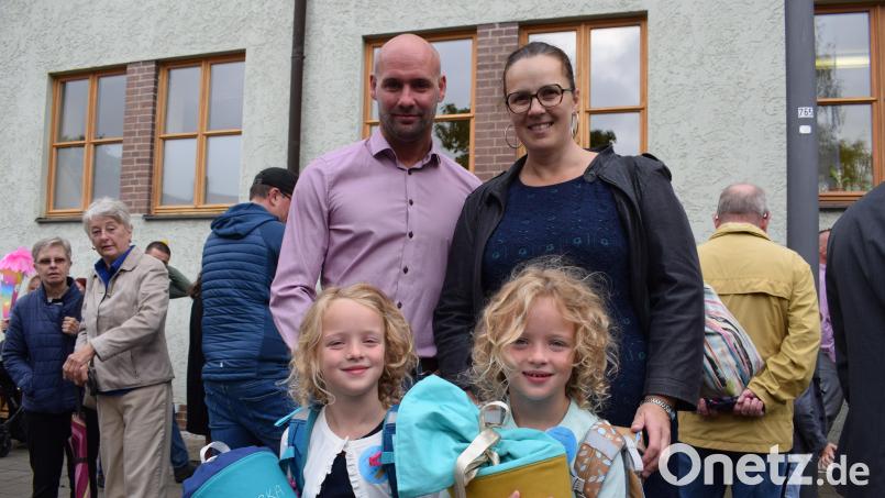 Die zweieiigen Zwillinge Franziska (links) und Sophia erlebten an der Markgraf-Diepold-Grundschule in Waldsassen ihren ersten Schultag. Begleitet wurden sie von Mama Susanne und Papa Gerald Riederer sowie Oma und Opa. Bild: szl