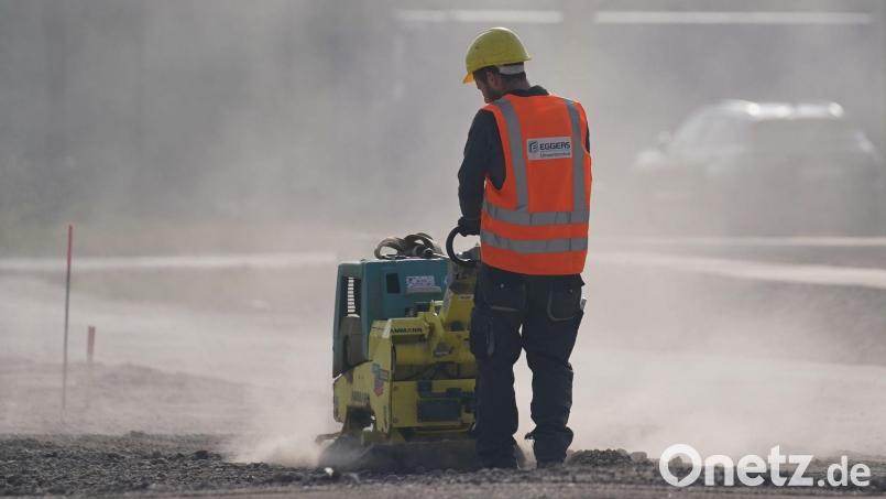 Ein Arbeiter auf einer Baustelle. Die Arbeitsagentur meldet auch aus dem Baugewerbe nur wenig Nachfrage nach Mitarbeitern. Bild: Marcus Brandt/dpa