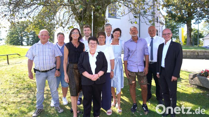 Anneliese Feiler (vorne Mitte) aus Waldthurn feiert am Fahrenberg ihren 85. Geburtstag. Bild: fvo