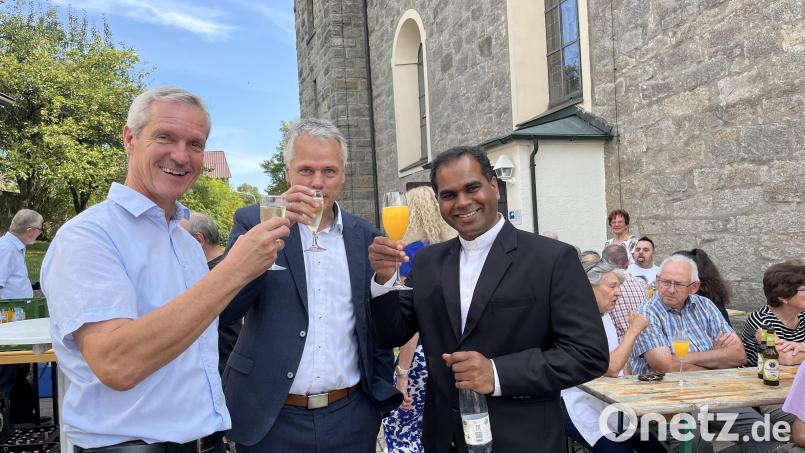 Kirchenpfleger Josef Völkl (links) und Bürgermeister Thomas Meiler (Mitte) haben nach den Worten von Josef Völkl mit dem &quot;Menschenfischer&quot; Pfarrer John (rechts) einen guten &quot;Fang&quot; gemacht und stießen auf eine gute Zusammenarbeit an. Bild: Christina Rosner