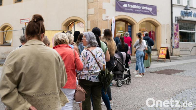 Für die Shopping Bags standen zahlreiche Frauen vor dem Stadtlabor in Amberg Schlange. Die Beutel sind mit verschiedenen Geschenken und Gutscheinen befüllt und eine Aktion im Vorfeld der Ladies Night am 13. September. Bild: Franziska Farr, Wirtschaftsförderung Amberg