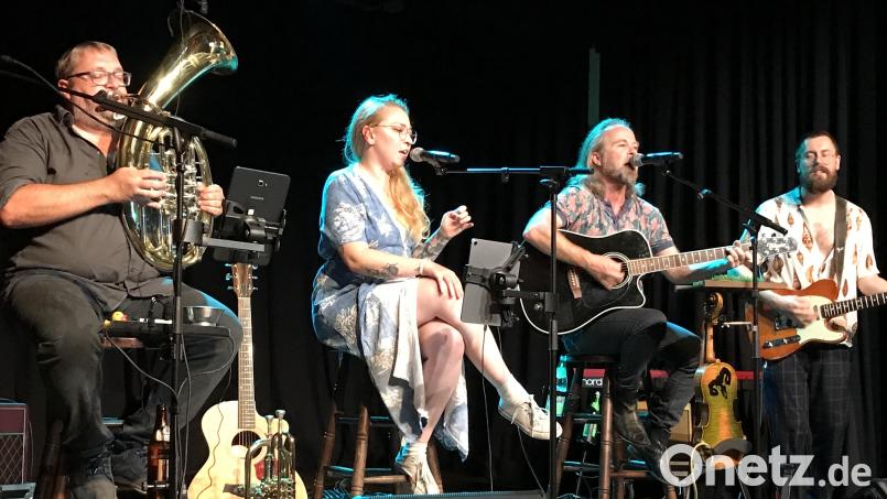 &quot;Wurzelwasser&quot; trat im Kulturschloss Theuern auf: Martin &quot;Spider&quot; Barth, Lisa Seifert, Tobias Heindl und Felix Bönigk überzeugten ihre Fans. Bild: mma