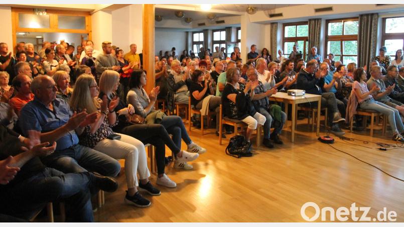 Die Waidhauser Bürger informieren sich über die von einem privaten Investor geplante Flüchtlingsunterkunft. Bild: pi