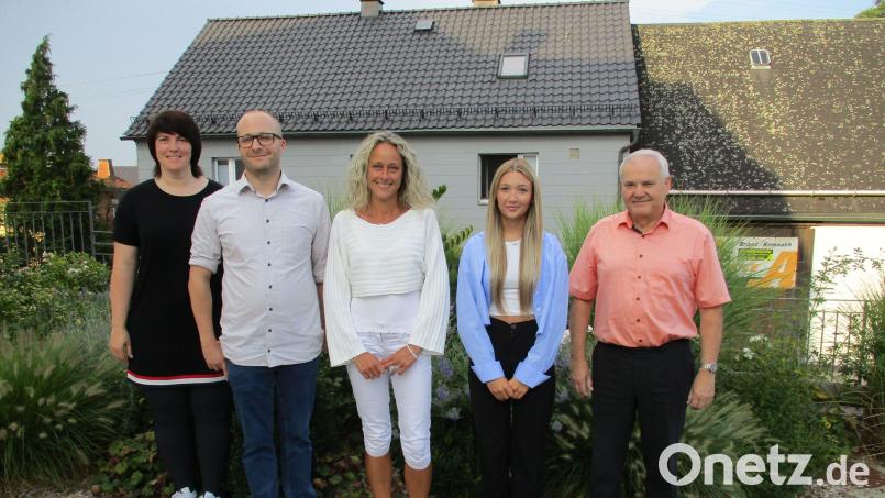 Bürgermeister Günter Kopp (rechts), Ausbildungsleiterin Sonja König und Geschäftsführer Christopher Östreicher freuten sich, Chantal Sticht und Angelina Köstler (von links) im Verwaltungsteam begrüßen zu können. Bild: Franziska Pocker/exb