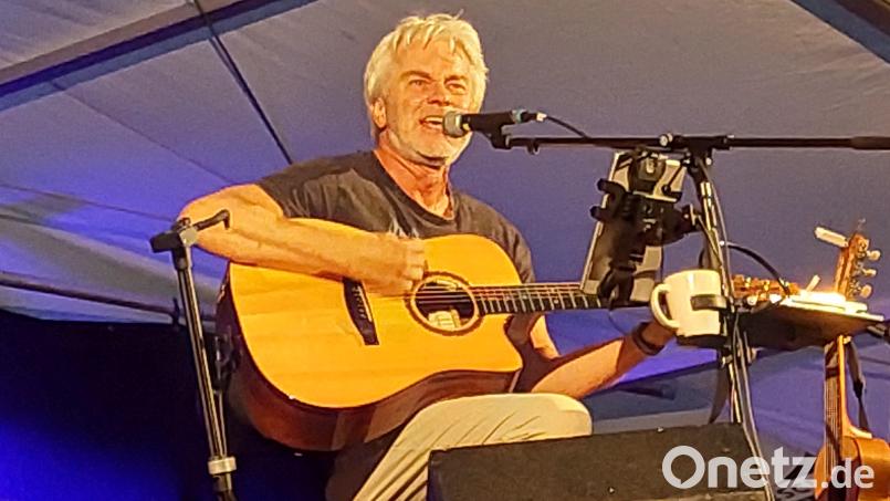 Seit 45 Jahren mit seinen Liedern unterwegs: Werner Schmidbauer gastiert beim ZKF in Schwandorf. Bild: Amann