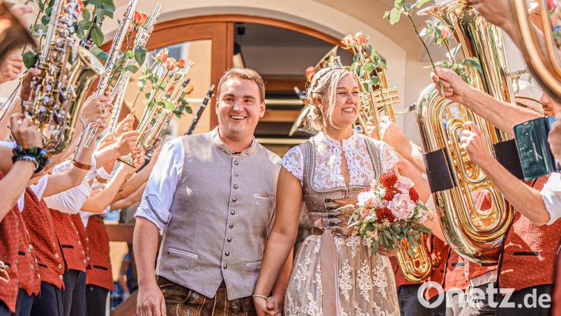 Sebastian Zapf und Vanessa Birner durchschritten nach der standesamtlichen Trauung in Rieden das Spalier der Musiker. Bild: Daniel Kellner/exb