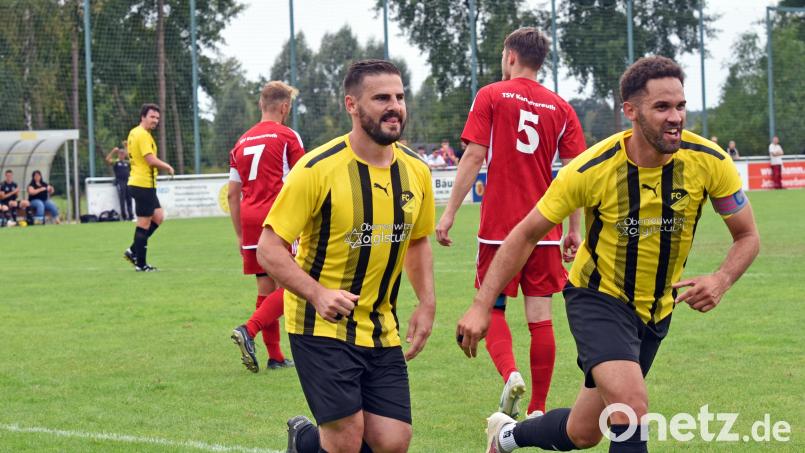 Torschütze Michael Stilp (links) und Anthony Hofweller jubeln nach dem 1:0 für den FC Tirschenreuth. Der Tabellenführer gewann das Schlagerspiel der Kreisliga 2 gegen den TSV Konnersreuth mit 5:1. Bild: Gebert