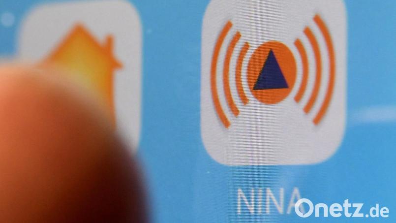 Beim bundesweiten Warntag wird unter anderem die Warn-App NINA getestet. Doch das Handy schrillt auch dann, wenn man diese nicht installiert hat. Bild: Marijan Murat/dpa