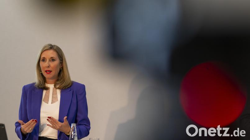 Die bayerische Kultusministerin Anna Stolz (Freie Wähler) spricht auf einer Pressekonferenz zum Schuljahresanfang. Bild: Lennart Preiss/dpa