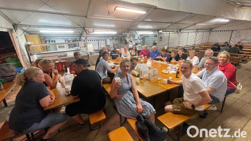 Nach einem überaus erfolgreichen Bergfest haben die ehrenamtlichen Helfer der letzten Schicht gemeinsam darauf angestoßen und Bergfest-Geschichten ausgetauscht. Bild: Johannes Gottschalk