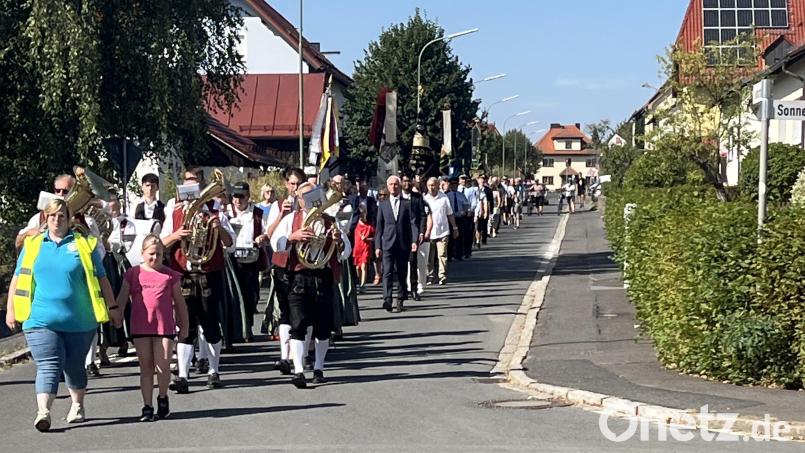 Die Steinwaldmusikanten führten den Zug zum Festgelände an. Hinter ihnen reihten sich die Ehrengäste sowie die Neusorger Vereine ein. Bild: exa
