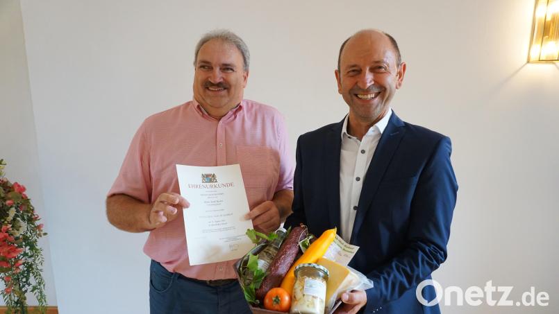 Zum 40-jährigen Jubiläum im öffentlichen Dienst gratulierte Ensdorfs Bürgermeister Hans Ram (rechts) seinem Geschäftsstellenleiter Josef Rester. Bild: tra