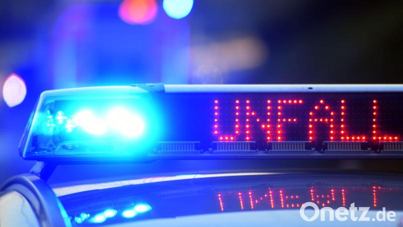 Ein Fußgänger ist auf dem Autobahnzubringer in Weiden von einem Bus erfasst worden. Symbolbild: Stefan Puchner/dpa