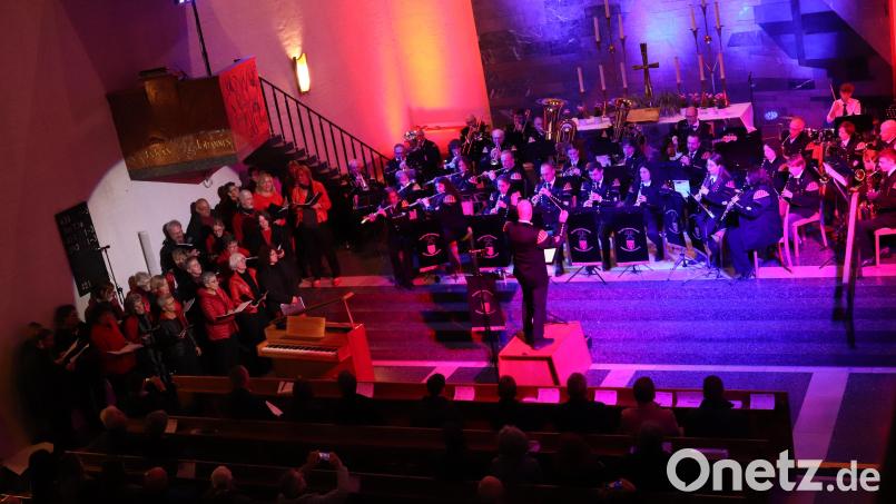Die Bergknappenkapelle unter der Leitung von Stadtkapellmeister Stefan Frank und der Gospelchor &quot;Voices of Joy&quot; sind ein eingespieltes Team – wie hier 2023 bei einem Konzert in der Christuskirche. Archivbild: cog