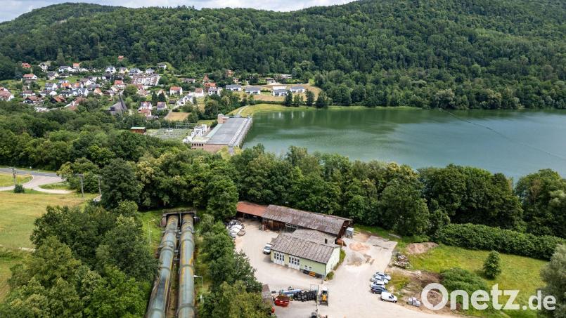 Auf dem Gelände des Pumpspeicherkraftwerks am Happurger Stausee ist ein Auto im Gebüsch zum Stehen gekommen, nachdem der Fahrer zuvor die Kontrolle darüber verloren hatte. Symbolbild: Armin Weigel/dpa