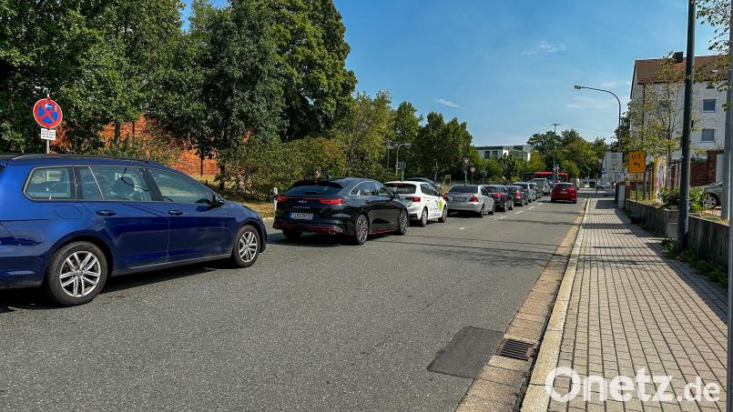 Die Baustelle am Rotkreuzplatz in Weiden sorgt für lange Staus und Wartezeit für die Autofahrer, vor allem in der Straße Zur Centralwerkstätte. Bild: Leon Karwath