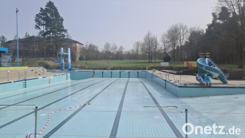 Jahrzehntelang dominierten türkis-blaue Fliesen das Erscheinungsbild im Bad, nun kommt ein Edelstahl-Becken. Auch die Kinderrutsche (rechts) wird neu gemacht. Archivbild: sne