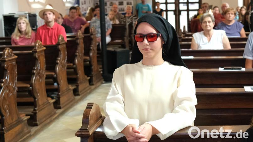 Die als Oberin der Dominikanerinnen gewandete Schülerin Vroni Wiendl erklärte den Besuchern die von Armut und Askese geprägten Ordensregeln der Schwestern, die bis 2003 in Schwandorf wirkten. Bild: Hirsch