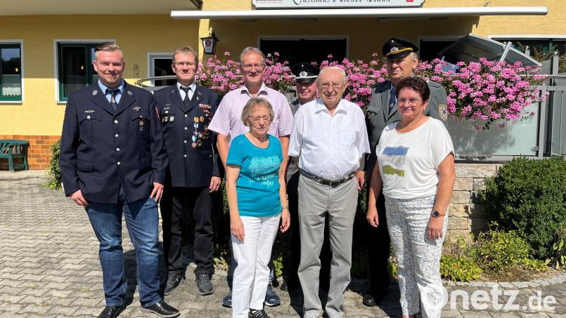 Bürgermeister Franz Grabinger (Mitte), Kirchenpflegerin Renate Pusch (rechts) und die Vereinsvertreter gratulierten Max Lehner (Dritter von rechts) mit Ehefrau Agnes zum 85. Geburtstag und wünschten alles Gute. Bild: Norbert Lehner/exb