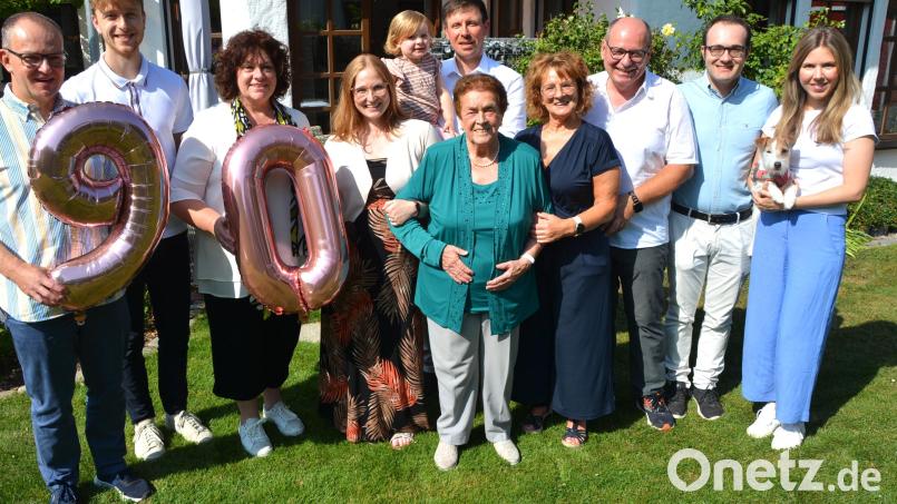 Jubilarin Herta Selch (vorne, Mitte) feierte im Kreis ihrer Familie den 90. Geburtstag. Bild: jr
