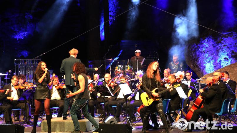 Das Gastspiel des &quot;Symphonic Rock Orchestra&quot; bewies überdeutlich, dass klassische Instrumente und Rockmusik durchaus zusammengehören. Bild: Michael Meier