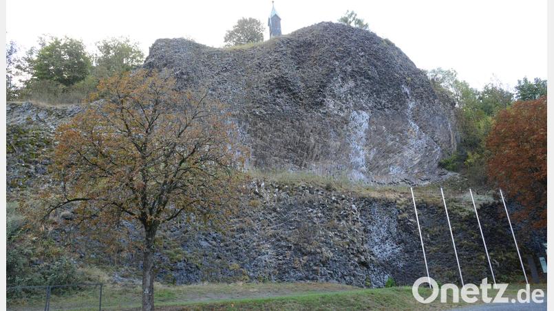 Für die Benutzung der Bühne an der Basaltwand bei Vereinsveranstaltungen und den dafür benötigten Strom und auch für das Wasser müssen künftig 30 Euro pro Tag bezahlt werden. Bild: bey