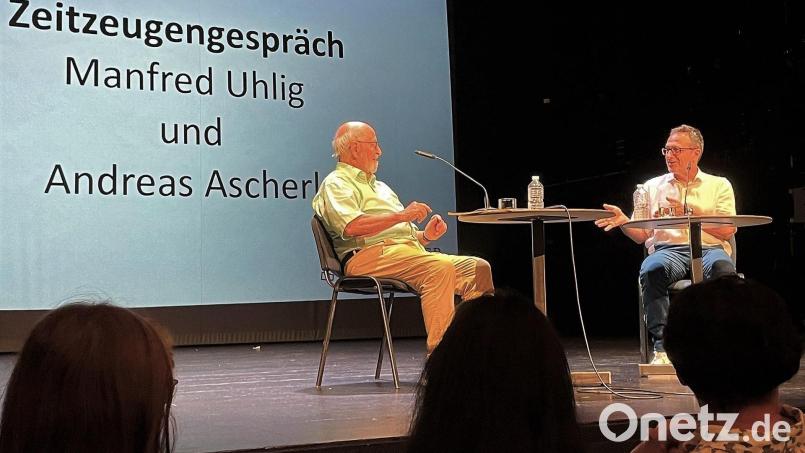 Ein spannendes und unterhaltsames Zwiegespräch entwickelte sich zwischen dem 93-jährigen Manfred Uhlig (links), der vier Jahre lang dem festen Ensemble des Amberger Stadttheaters angehörte, und AZ-Redakteur Andreas Ascherl. Bild: Susanne Schwab